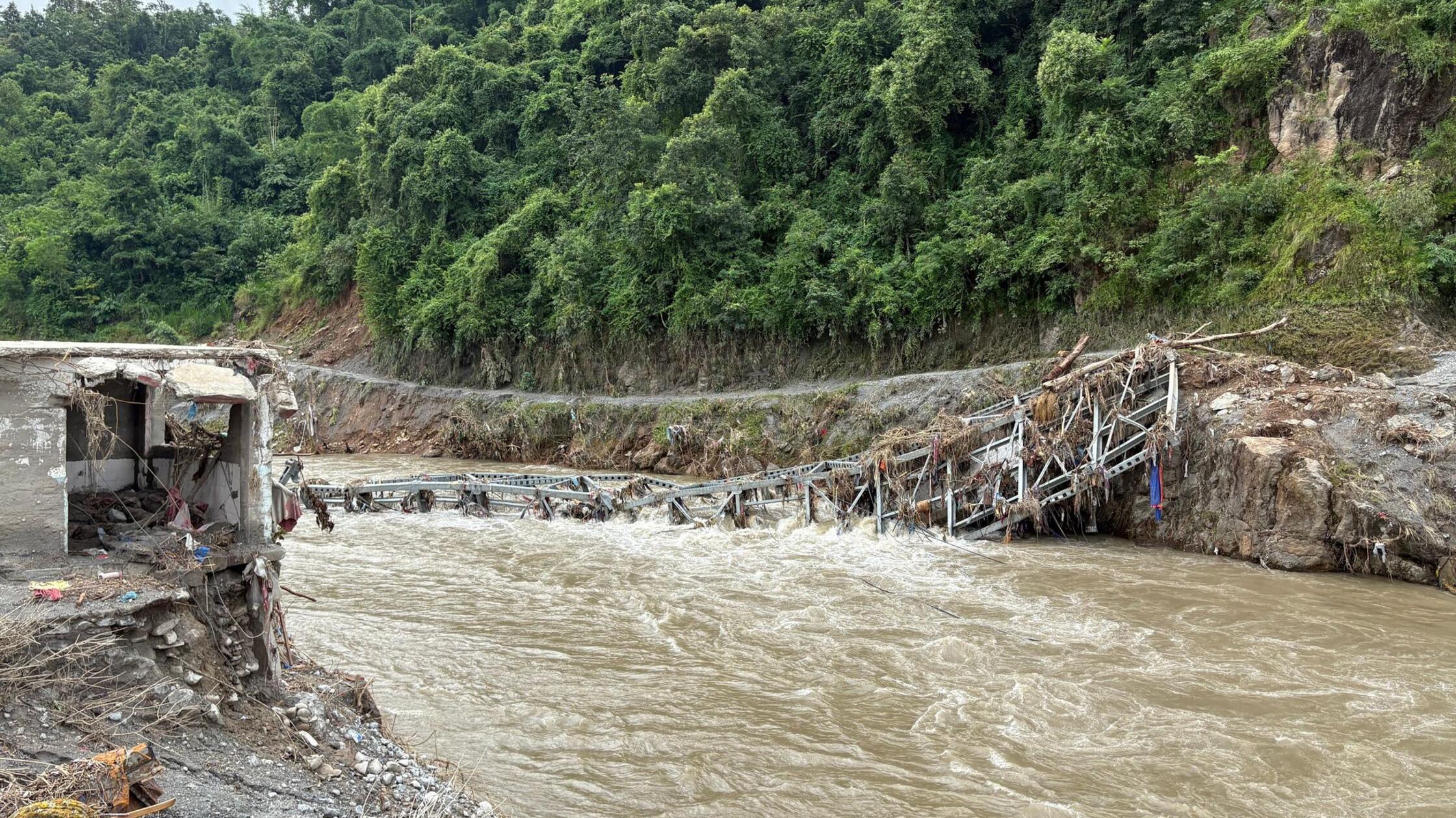Nach der Sturzflut im Himalaya ist eine Brücke übe