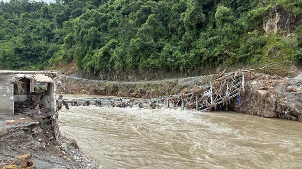 Nach der Sturzflut im Himalaya ist eine Brücke übe