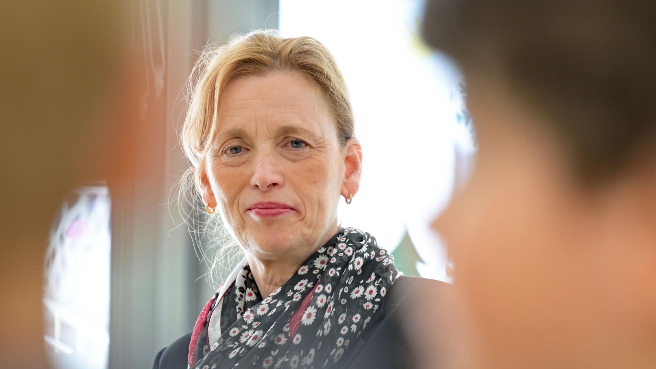 Bundesfamilienministerin Karin Prien (CDU), sitzt 