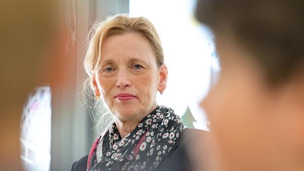 Bundesfamilienministerin Karin Prien (CDU), sitzt