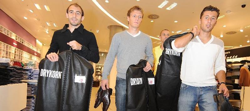 Das war's: Javier Pinola, Alexander Stephan, Timmy Simons (hinten) und Dominic Maroh verlassen das Kaufhaus mit ihren neuen Anzügen im Gepäck.
