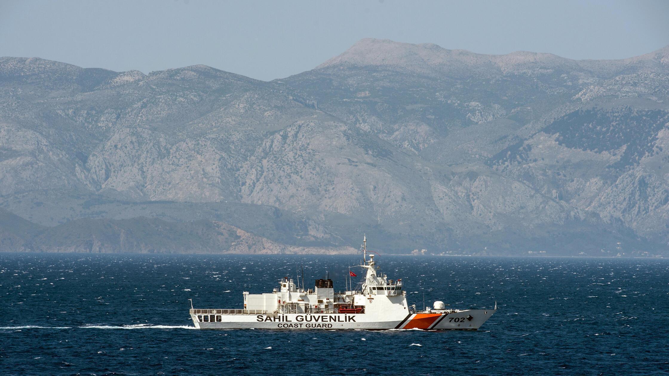 Schiff der Türkischen Küstenwache in der Ägäis