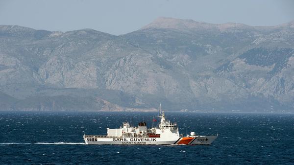 Schiff der Türkischen Küstenwache in der Ägäis