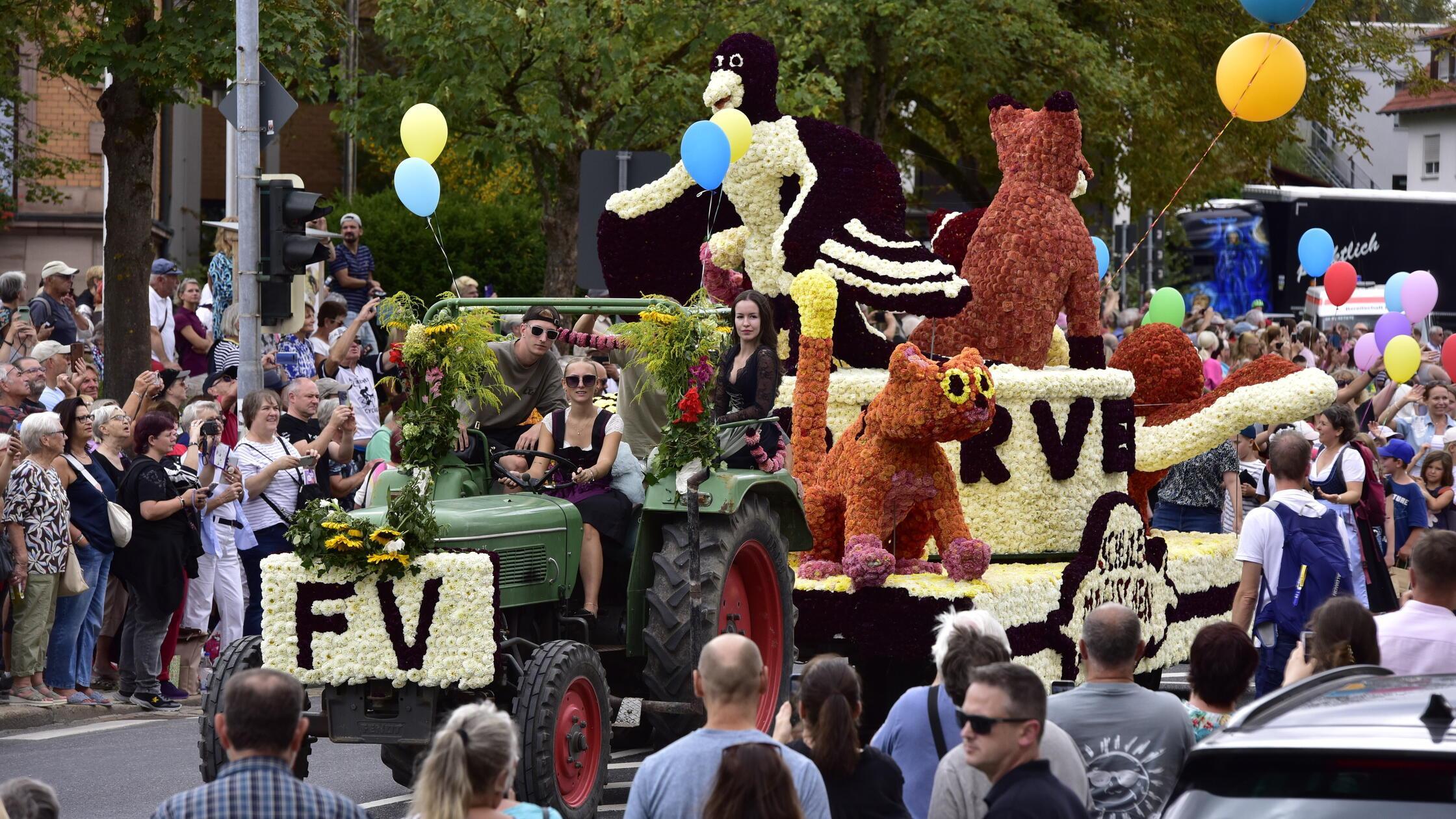 Wagen mit fast 450.000 Dahlien beim Röthenbacher Blumenfest – Schulen ...