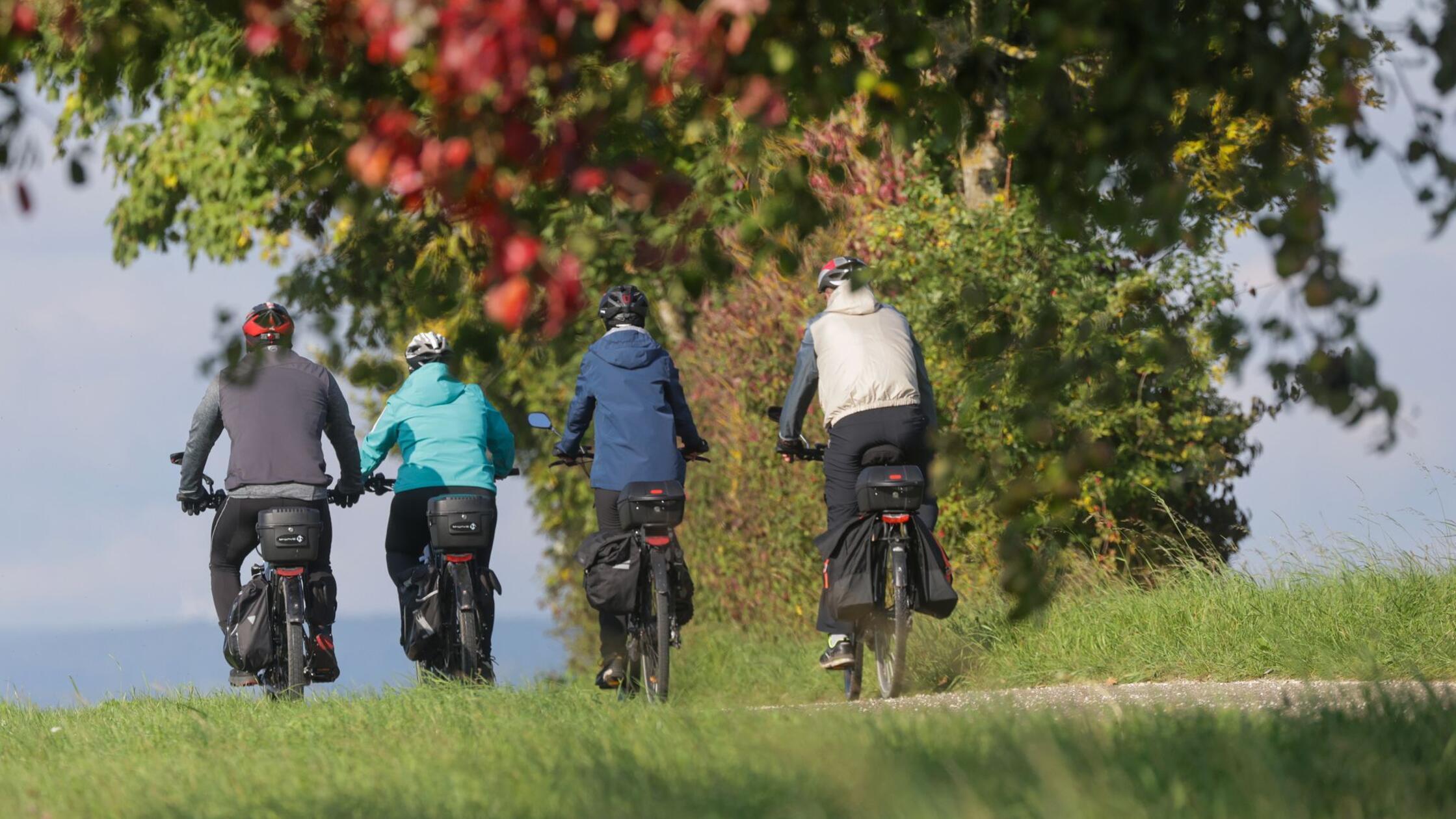 Radfahrer sind bei Hayingen auf der Schwäbischen A