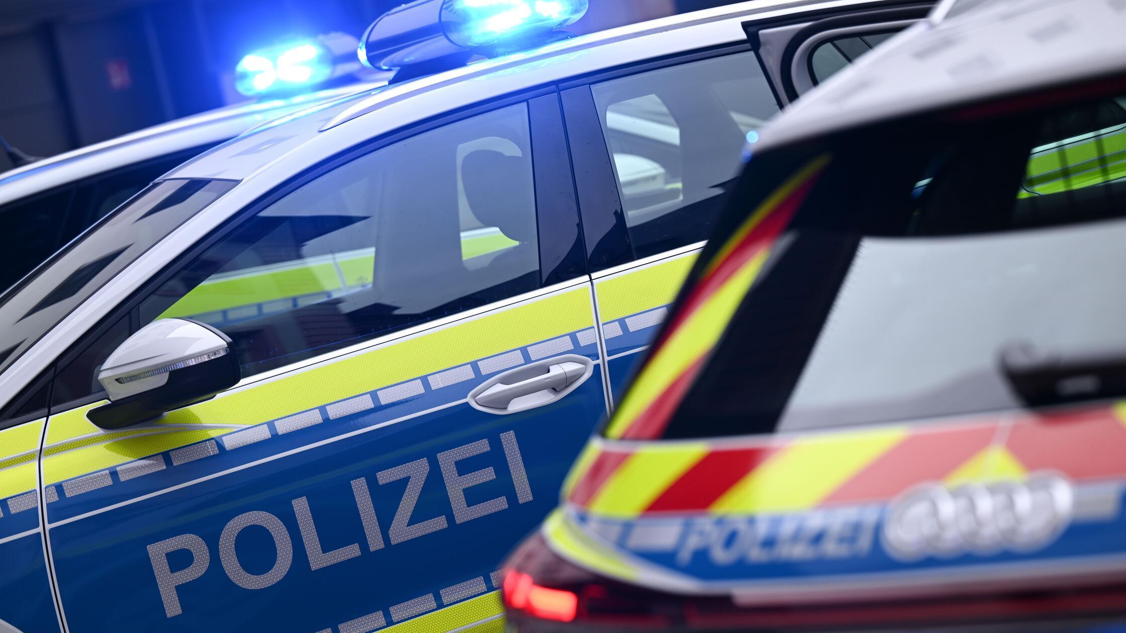 Polizeikräfte führen einen Einsatz durch. (zu dpa: