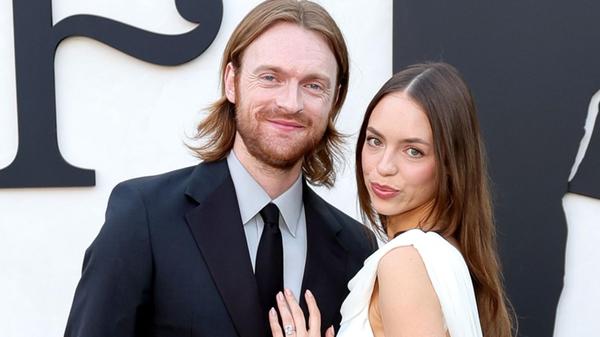 - Finneas O'Connell und Claudia Sulewski