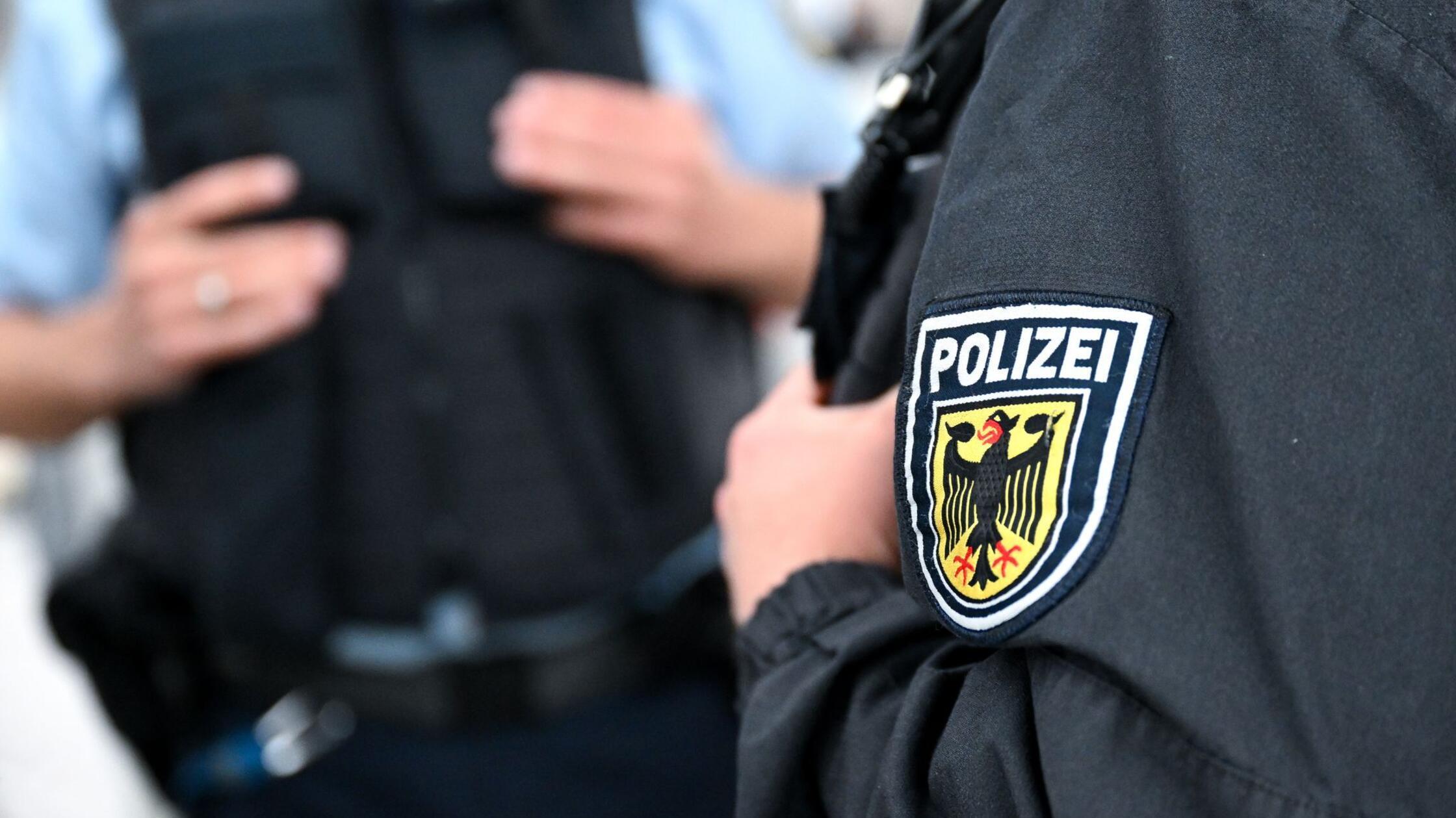 Bundespolizisten stehen am Hauptbahnhof an einem B
