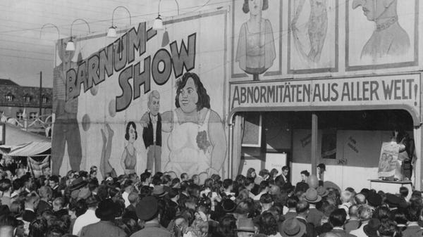 Das Nürnberger Volksfest hat Tradition - Zeit für einen Rückblick. Hier kommen die schönsten Bilder aus den vergangenen Jahrzehnten: Im August 1949 startete das Nürnberger Volksfest, damals in der Fürther Straße, mit einem Kuriosen-Kabinett.