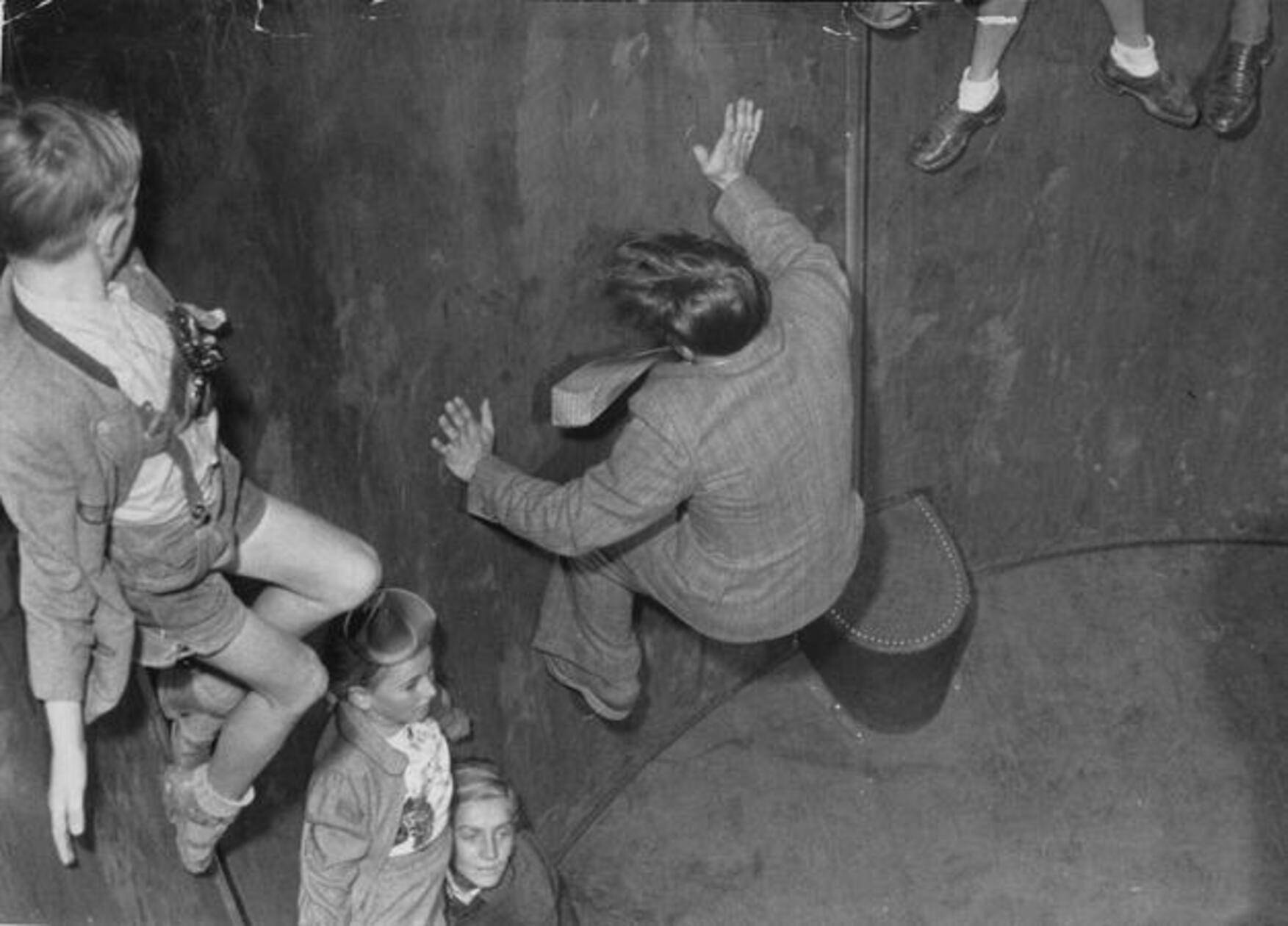 Hier klebten die Volksfestbesucher 1950 buchstäblich an der Wand: Der Rotor und die Fliehkräfte der Menschenzentrifuge drückten sie nach außen.