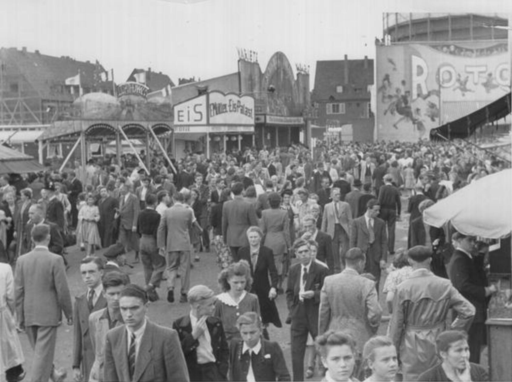 Im Mai 1950, fünf Jahre nach Kriegsende, standen die Buden des Nürnberger Volksfestes noch in der Fürther Straße.