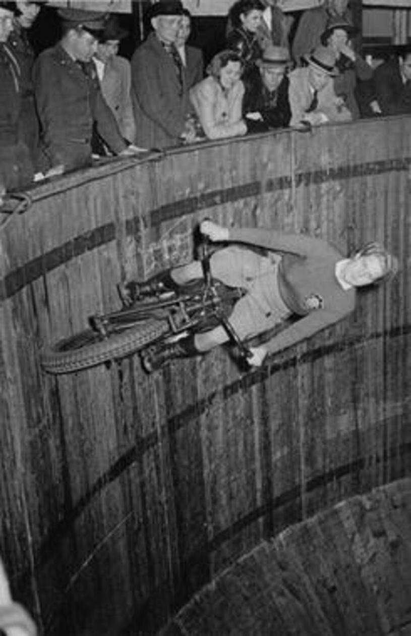 Eine Motorrad-Artistin zeigte im Mai 1950 in einer Radbahn, die zum Volksfest damals noch in der Fürther Straße aufgebaut worden war, ihr Können.
