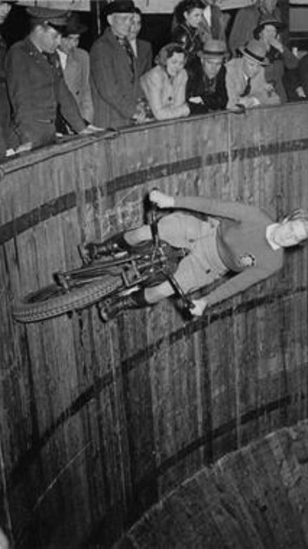 Eine Motorrad-Artistin zeigte im Mai 1950 in einer Radbahn, die zum Volksfest damals noch in der Fürther Straße aufgebaut worden war, ihr Können.