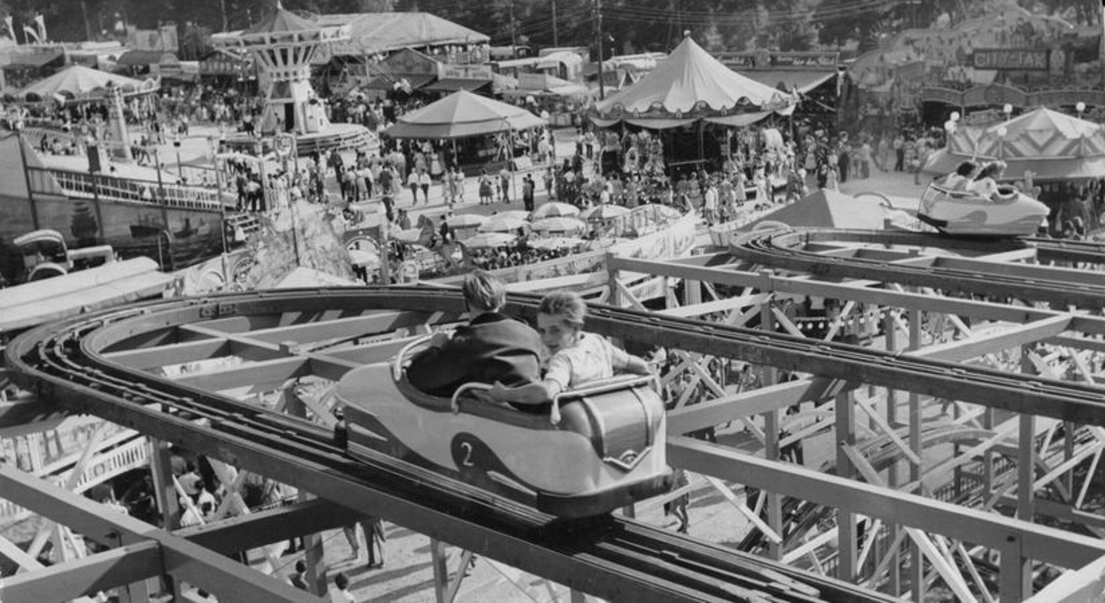 Im August 1953 sorgte eine Achterbahnfahrt für Vergnügen. Am Dutzendteich ging es nach den schrecklichen Kriegsjahren endlich wieder rund.