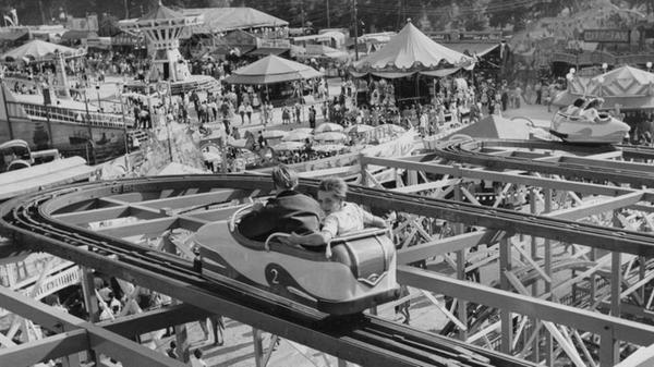 Im August 1953 sorgte eine Achterbahnfahrt für Vergnügen. Am Dutzendteich ging es nach den schrecklichen Kriegsjahren endlich wieder rund.