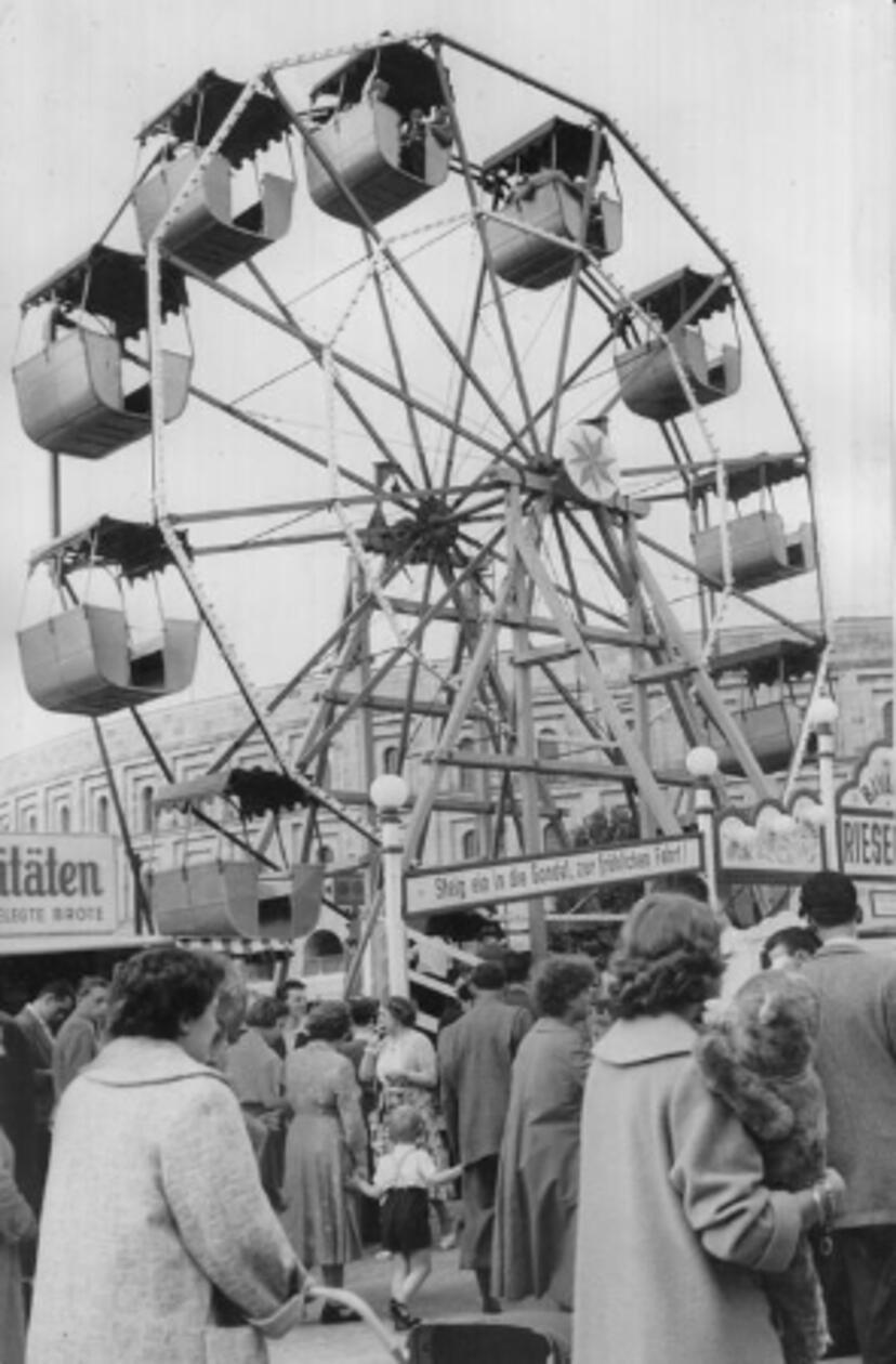 "Steig ein in die Gondel zur fröhlichen Fahrt": 1956 drehte sich bereits ein Riesenrad vor der Kulisse der Kongresshalle auf dem Herbstvolksfest.