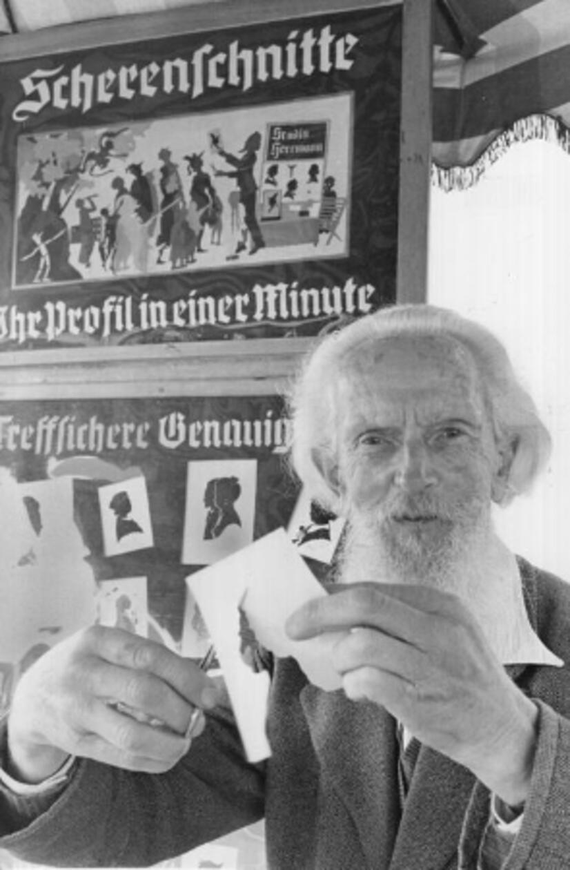 Das Profil wird fein ziseliert mit der Schere aus Papier geschnitten: Im April 1965 machte Georg Herrmann mit seiner Kunst auf dem Volksfest Furore.