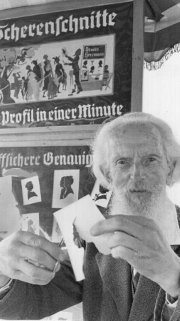 Das Profil wird fein ziseliert mit der Schere aus Papier geschnitten: Im April 1965 machte Georg Herrmann mit seiner Kunst auf dem Volksfest Furore.