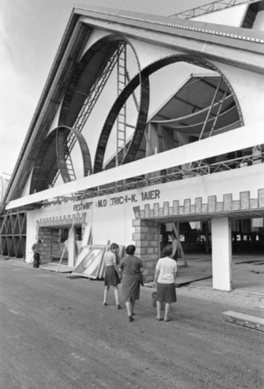 1968 erhielt die "Bierquelle" eine neue Fassade: Das große neue Zelt wurde aufgebaut.