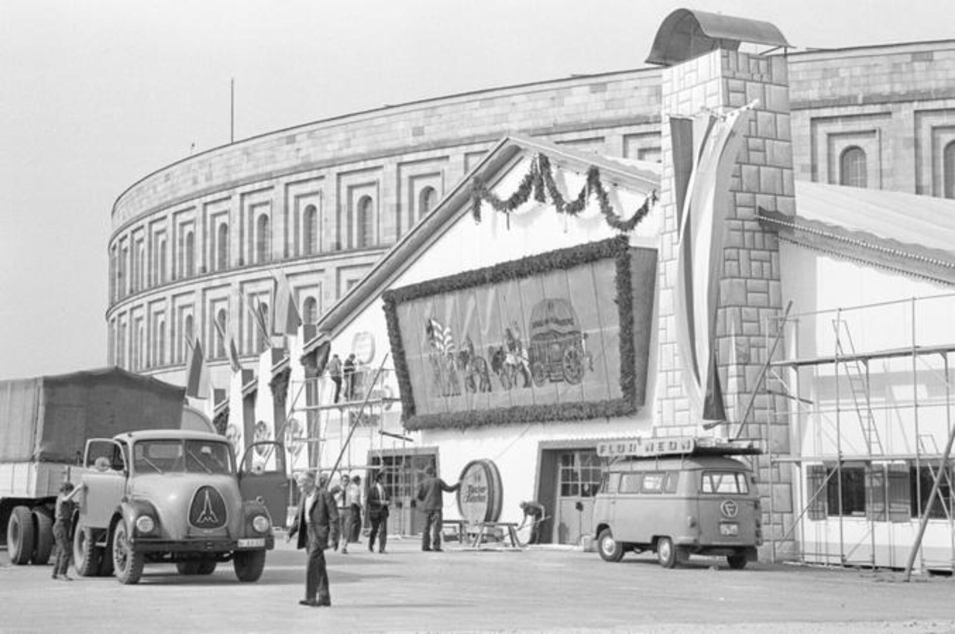 1968: Vor der Kulisse des Kongresshallen-Torsos entstand ein großes Festzelt.
