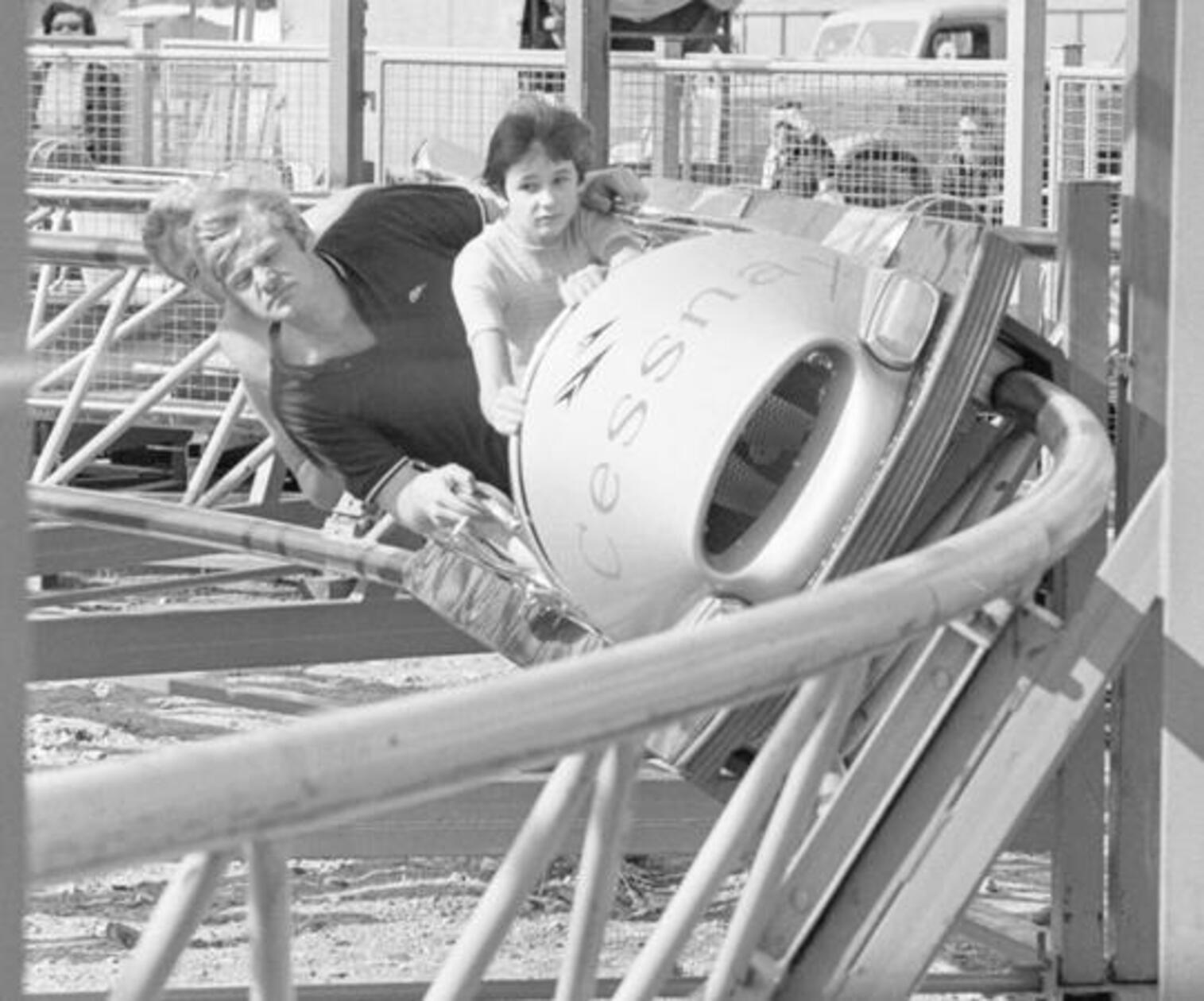 Der "Vierer-Bob" eines neuen Fahrgeschäftes legte sich 1968 mächtig in die Kurve.