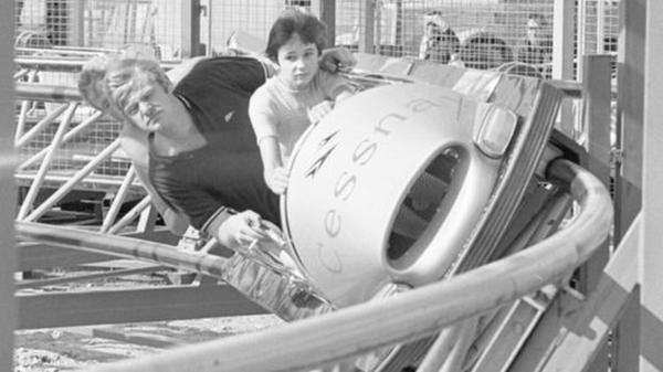 Der "Vierer-Bob" eines neuen Fahrgeschäftes legte sich 1968 mächtig in die Kurve.