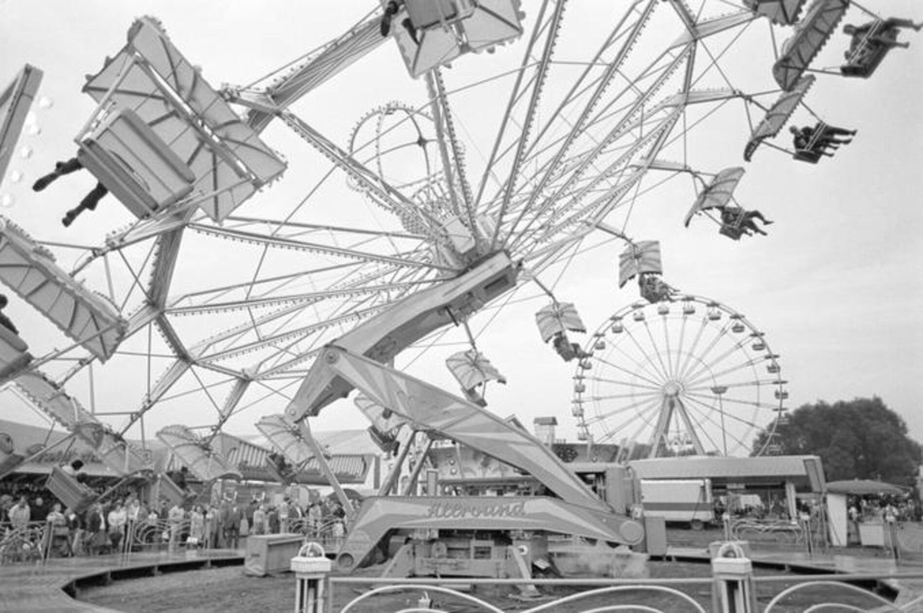 Mit Schwung in die Volksfestsaison: Im August 1968 drehten sich am Dutzendteich die Fahrgeschäfte.