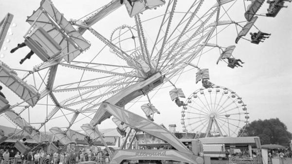 Mit Schwung in die Volksfestsaison: Im August 1968 drehten sich am Dutzendteich die Fahrgeschäfte.