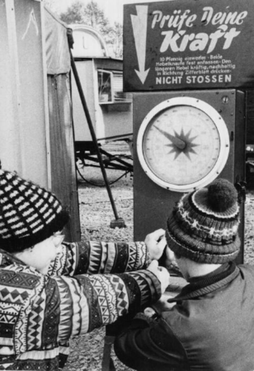 Im kalten Frühjahr 1970 erhitzten sich schon die Kleinen beim Kräftemessen an der Station "Hau-den-Lukas".
