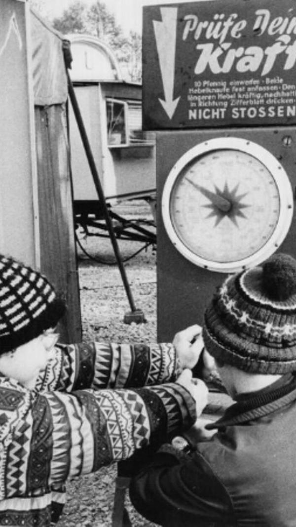 Im kalten Frühjahr 1970 erhitzten sich schon die Kleinen beim Kräftemessen an der Station "Hau-den-Lukas".