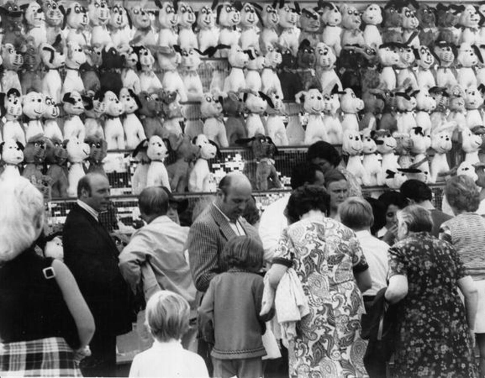 So groß wie heute war die Auswahl auf dem Nürnberger Herbstvolksfest 1973 nicht. Trotzdem drängelten sich Scharen vor der Losbude, um einen Stoffhund zu ergattern.
