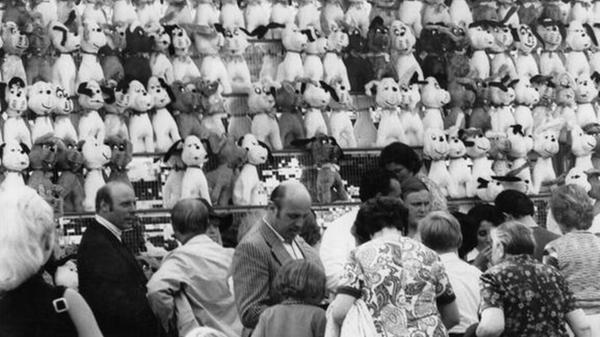 So groß wie heute war die Auswahl auf dem Nürnberger Herbstvolksfest 1973 nicht. Trotzdem drängelten sich Scharen vor der Losbude, um einen Stoffhund zu ergattern.