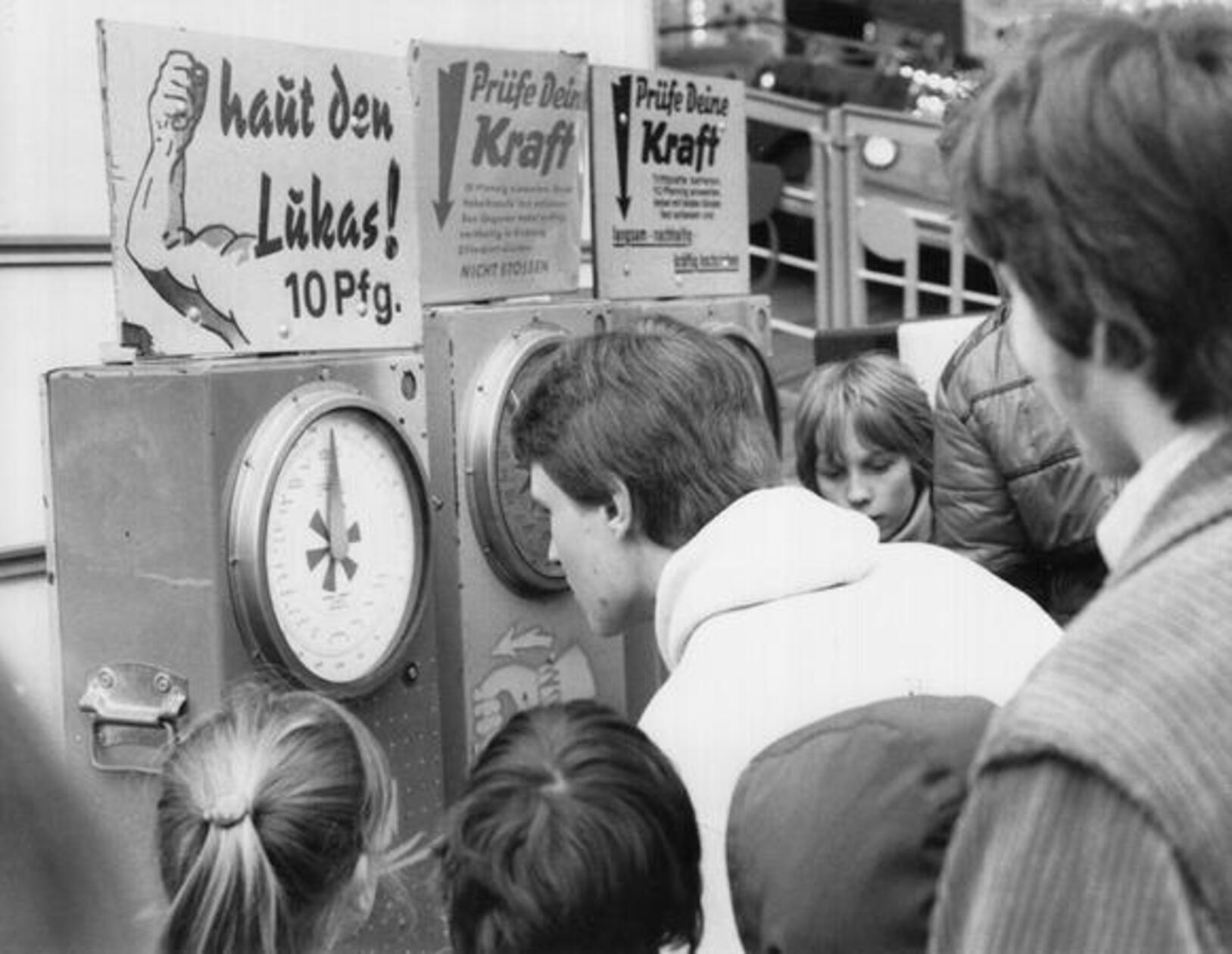 Wer ist der Stärkste? Im Frühjahr 1980 war der Kraftakt "Hau den Lukas" eine beliebte Station.