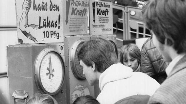 Wer ist der Stärkste? Im Frühjahr 1980 war der Kraftakt "Hau den Lukas" eine beliebte Station.