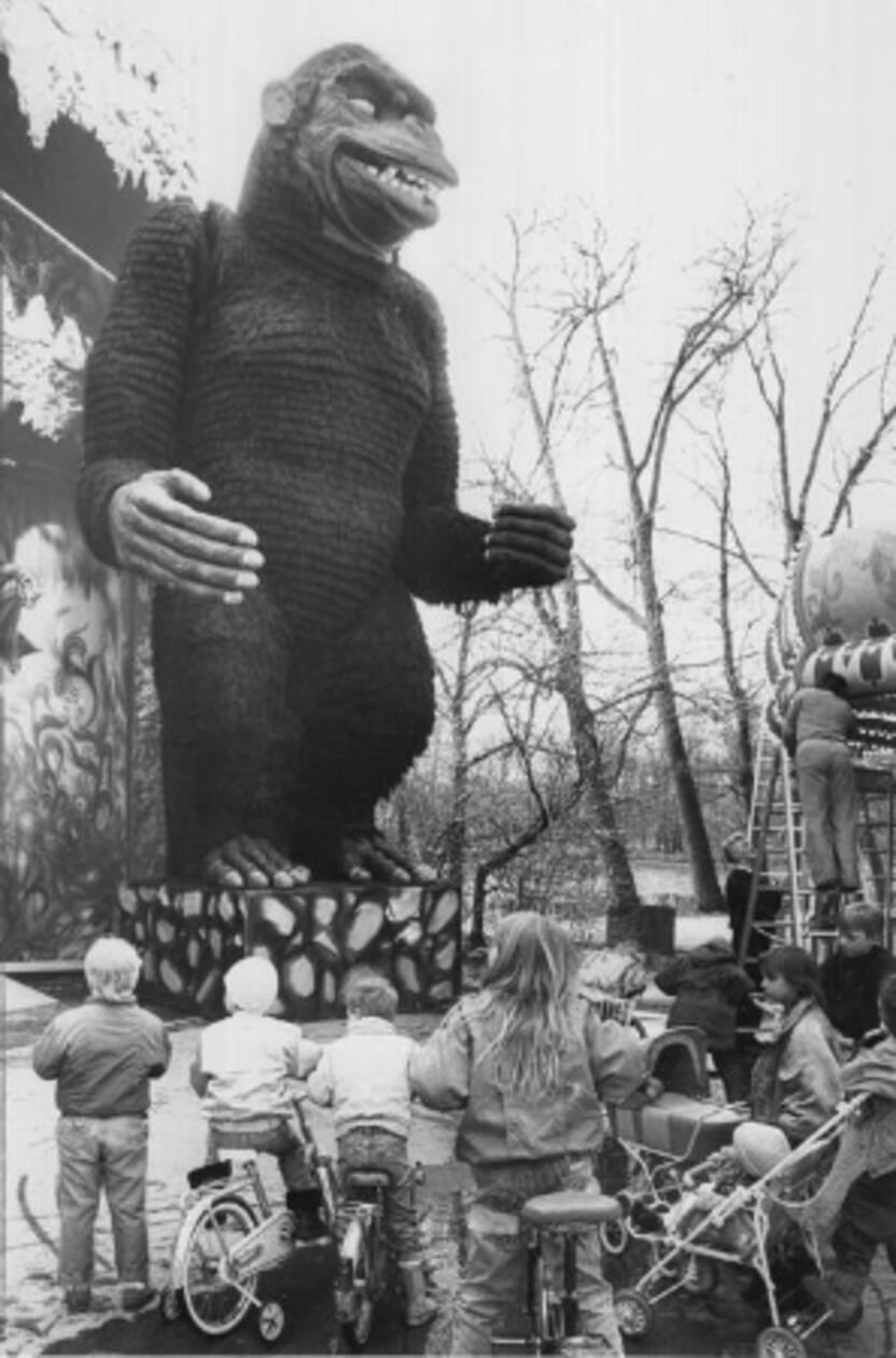 Im März 1988 grüßte King Kong an der neuen Geisterbahn, und die kleinen Volksfestbesucher blickten ehrfürchtig zu ihm auf. Stützrädchen erleichterten den Rundgang.
