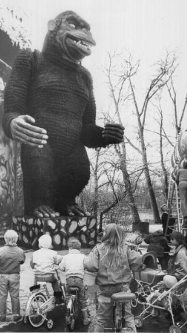 Im März 1988 grüßte King Kong an der neuen Geisterbahn, und die kleinen Volksfestbesucher blickten ehrfürchtig zu ihm auf. Stützrädchen erleichterten den Rundgang.