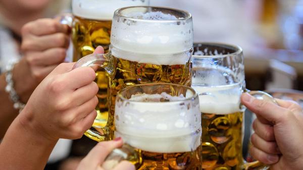 Besucher stoßen auf dem Münchner Oktoberfest mit B
