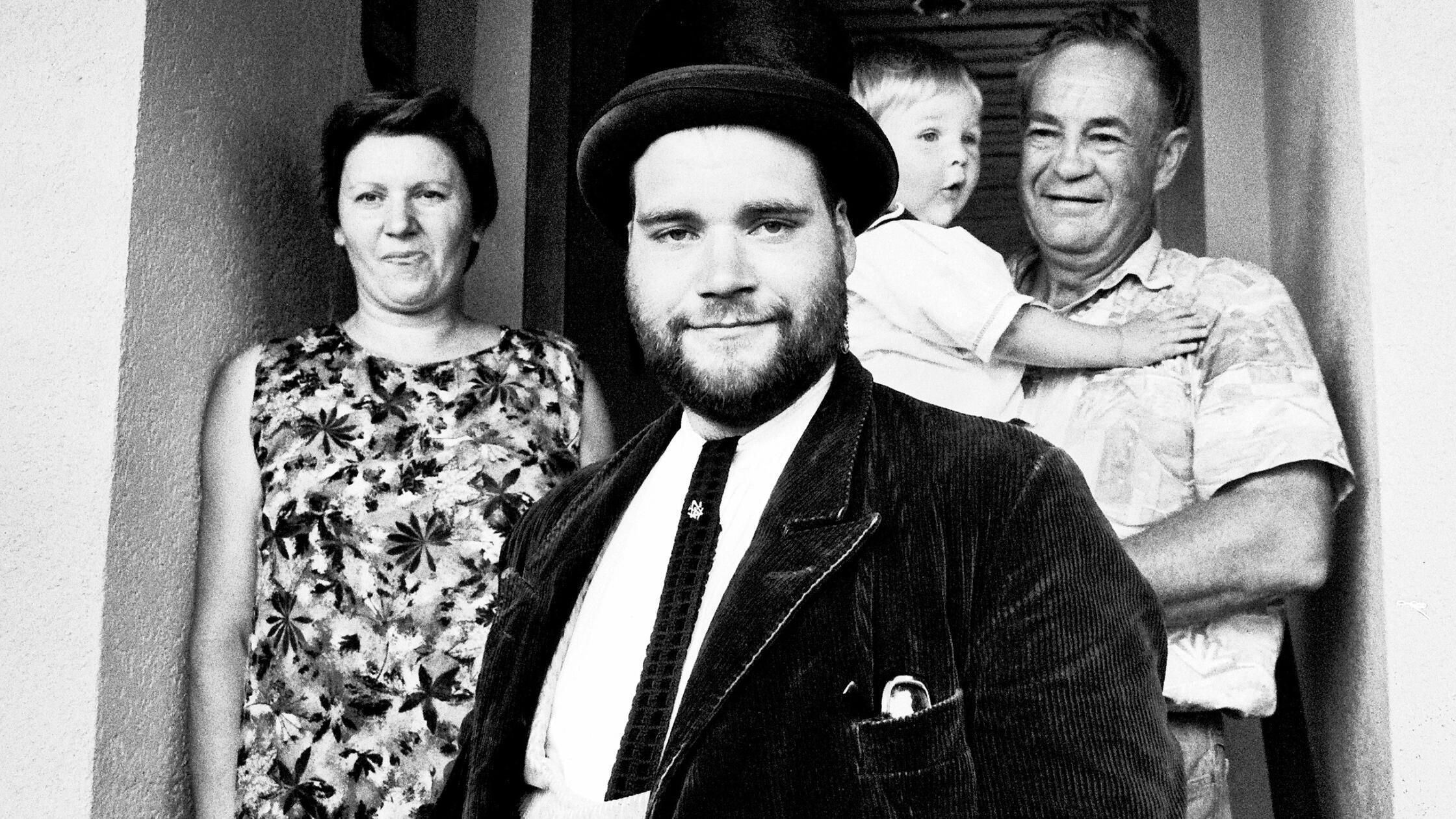Die Eltern Gertraud und Karl Barthel sowie Neffe T