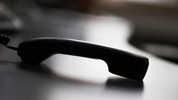 ILLUSTRATION - Ein abgelegter Telefonhörer. Oft st