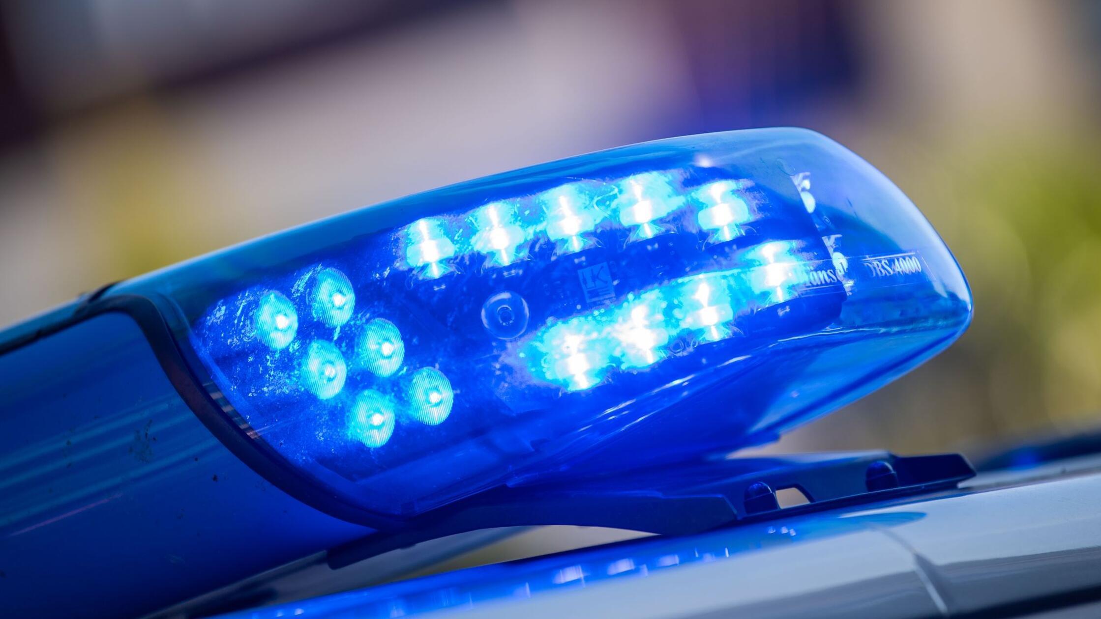 Ein Blaulicht ist auf dem Dach eines Polizeifahrze