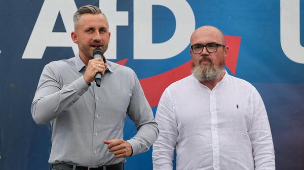Ulrich Siegmund (l), Spitzenkandidat der AfD für d