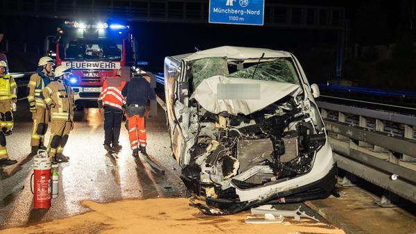 Einsatzkräfte der Feuerwehr sind an einer Unfallst