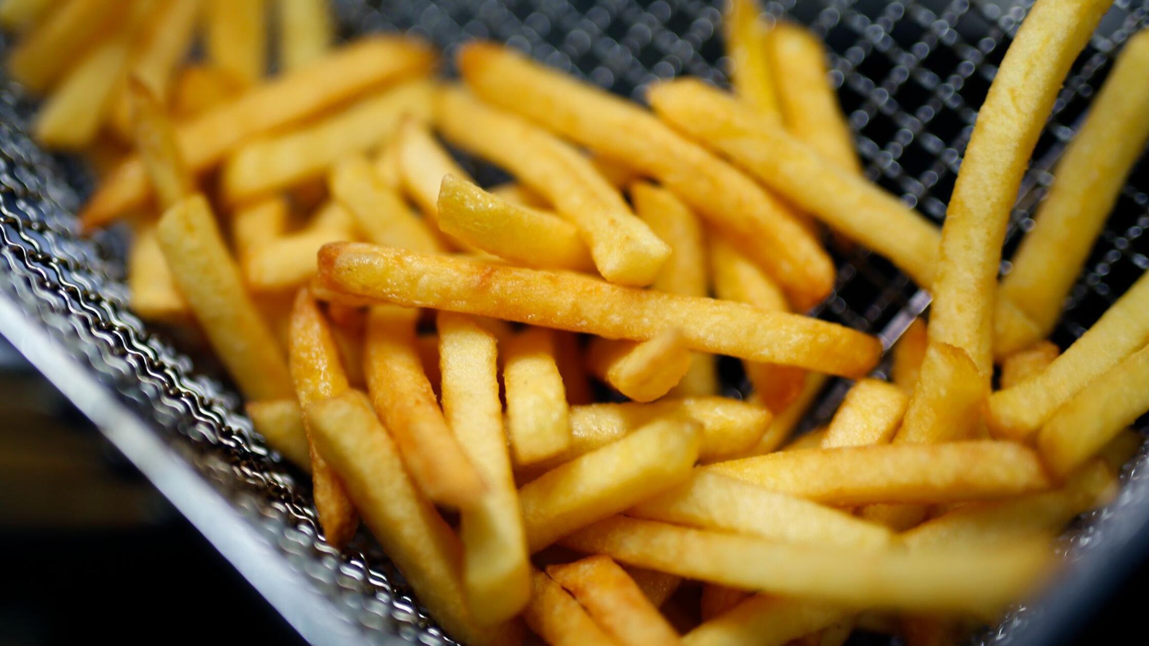 Pommes frites in der Fritteuse. (zu dpa: «Achtung 