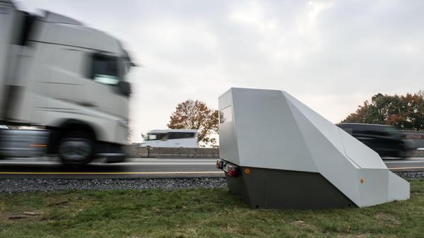Fahrzeuge passieren an der Autobahn A1 bei Kamen e