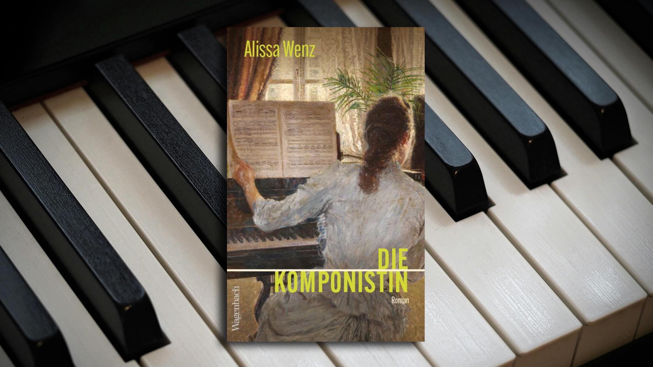 Mélanie Bonis ist eine eher unbekannte französische Komponistin (1858-1937), die es tatsächlich geschafft hat, am Pariser Conservatoire Komposition zu studieren – mit Kommilitonen wie Claude Debussy und Erik Satie. Und die dort auch ihre große Liebe findet, was aber von den Eltern nicht toleriert wird. Die verheiraten sie mit einem älteren, zweifachen Witwer. Alissa Wenz, Schriftstellerin und selbst Musikerin, macht diese ungewöhnliche Frau zu einer Romanfigur. Geschickt verbindet sie in "Die Komponistin" historische Fakten mit Privatem und einer für damalige Zeiten gewagten Liebesgeschichte: ein ausdrucksvolles Porträt der Künstlerin, die ihre Werke noch unter einem Männernamen herausgeben musste... (Wagenbach, 24 Euro) Anja Weigmann