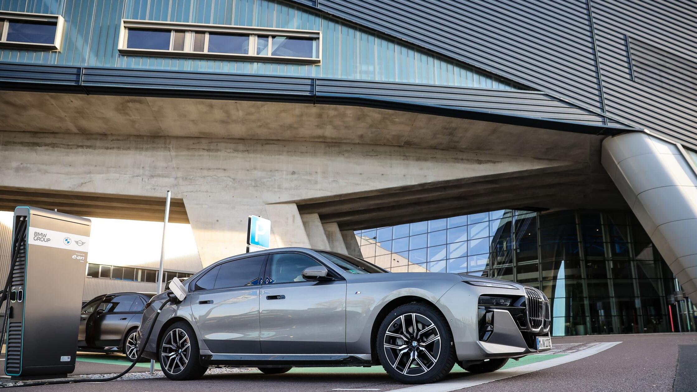 Ein BWM i7 lädt vor dem BMW-Werk Leipzig.  (zu dpa