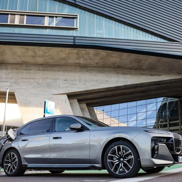 Ein BWM i7 lädt vor dem BMW-Werk Leipzig. (zu dpa