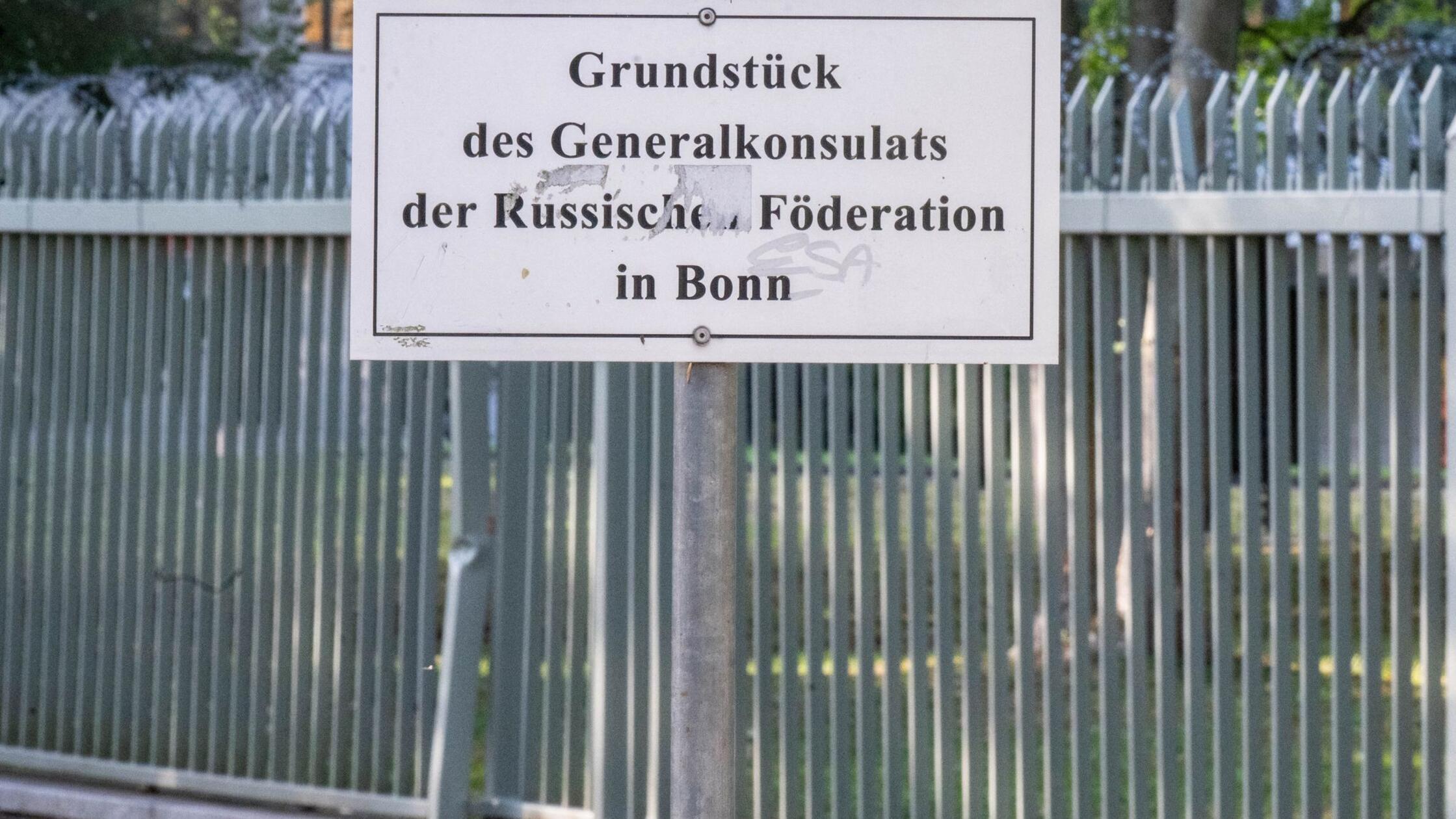 Ein Schild weißt auf das Grundstück des russischen