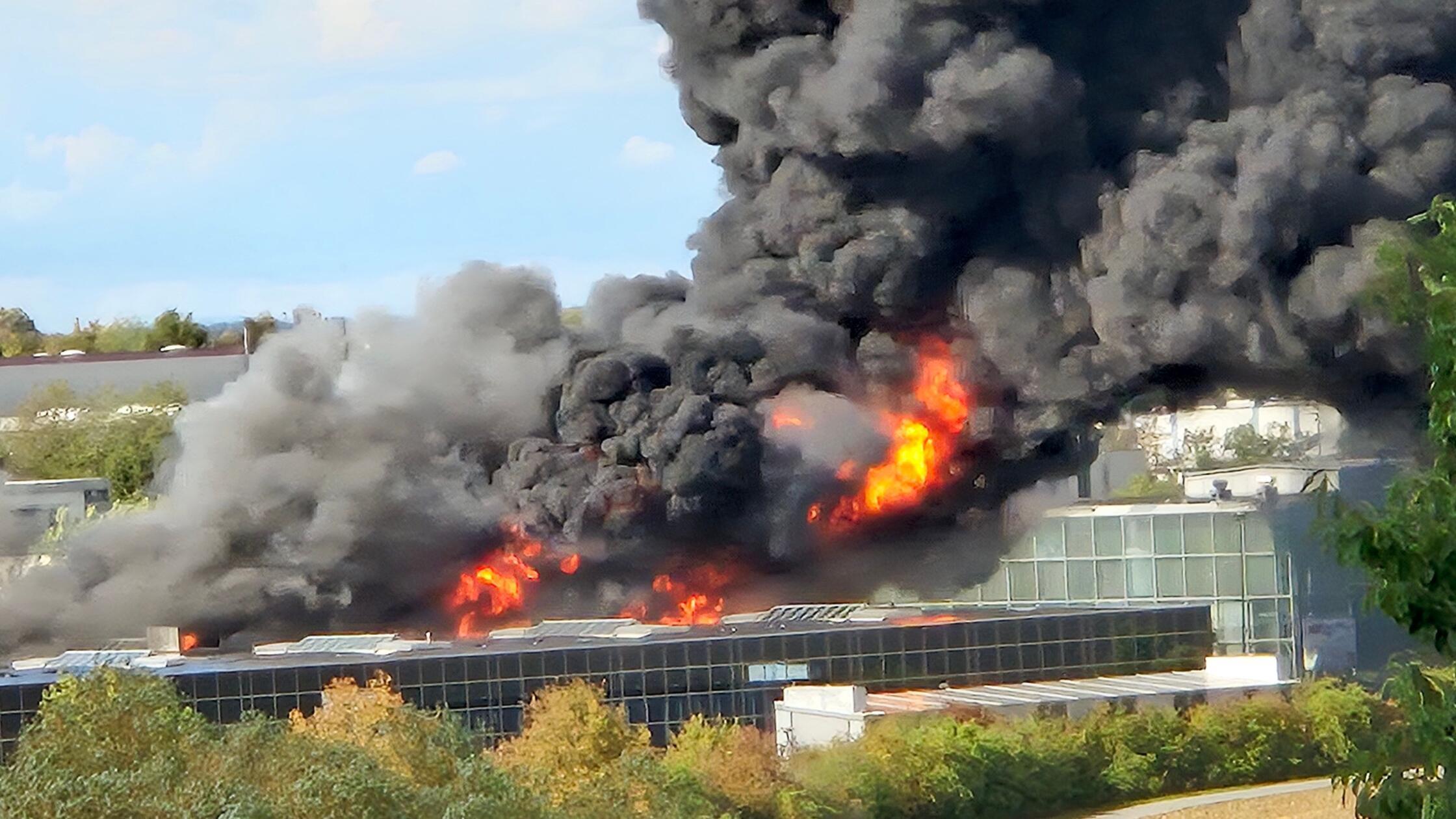 01.09.2026, Bayern, Würzburg: Flammen und dichter 