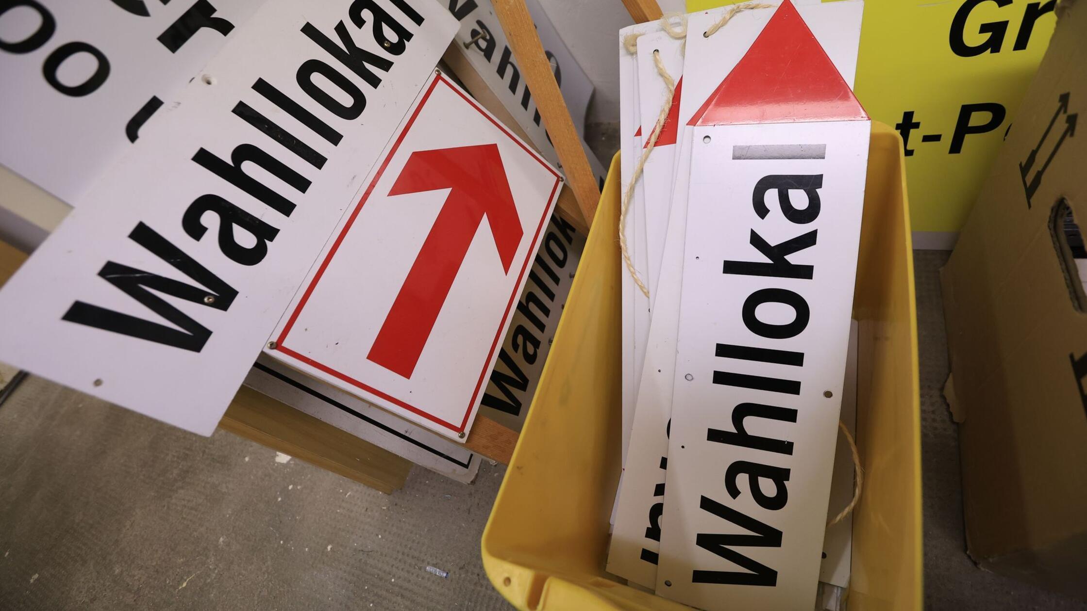 Hinweisschilder mit der Aufschrift "Wahllokal" ste